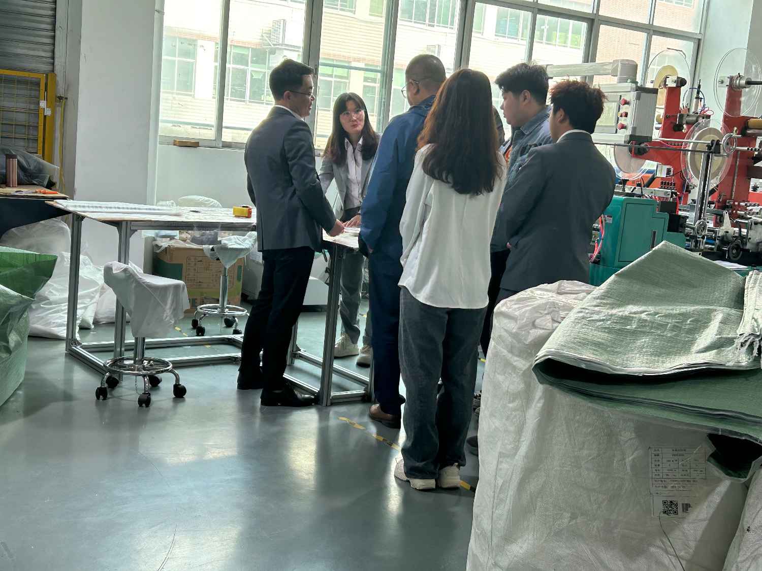 國(guó)際合作伙伴深度考察，共謀發(fā)展 —— 外國(guó)客戶訪問久信達(dá)科技生產(chǎn)車間(圖3)